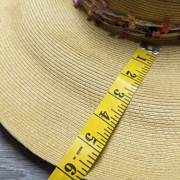 Very wide brim woven straw sun hat. Shapeable. Chic, resort, travel, beach - Picture 8 of 10